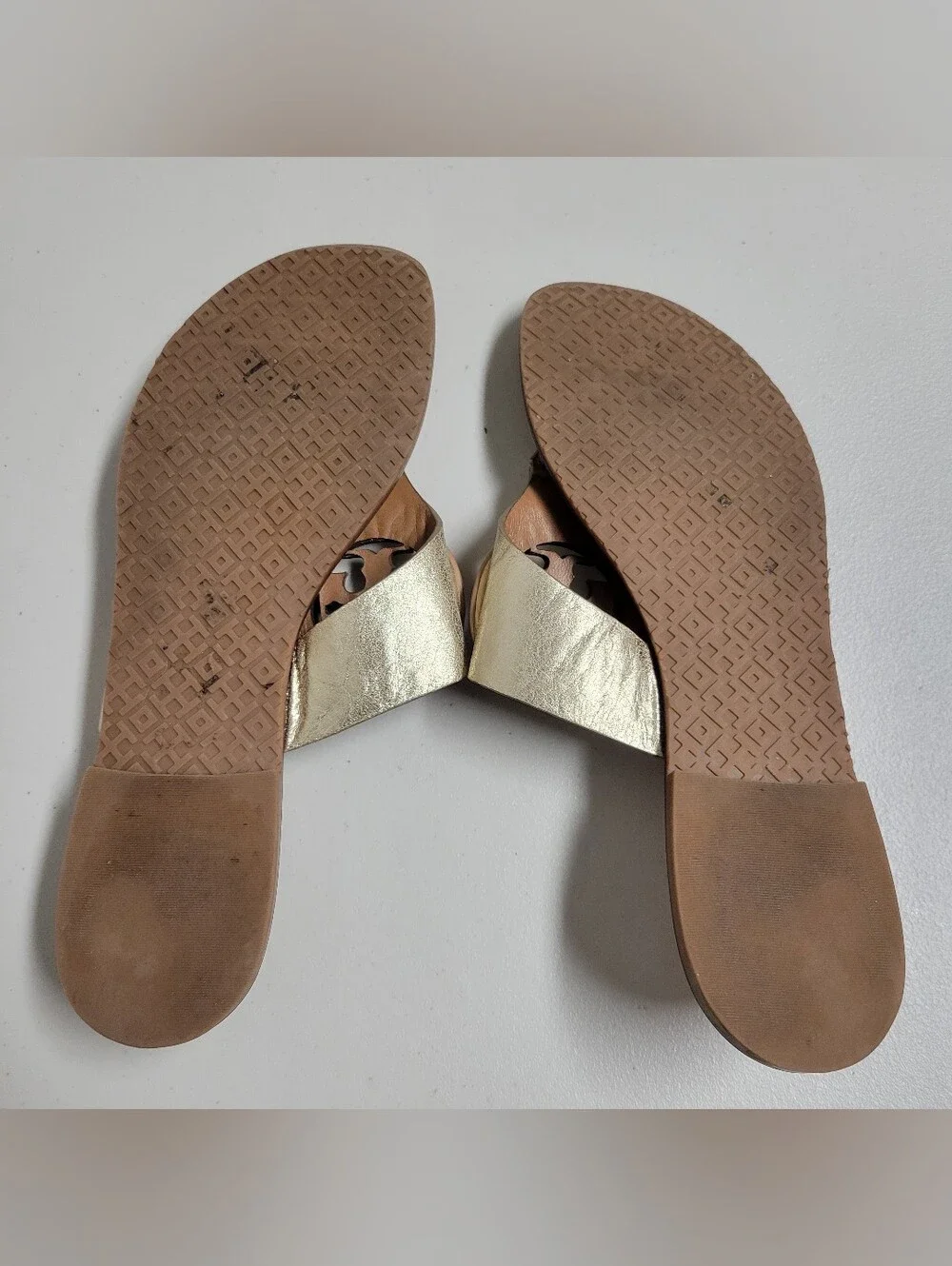 Tory Burch Metallic Gold Leather Louisa Thong Sandals  Tan Medallion Size 8M.